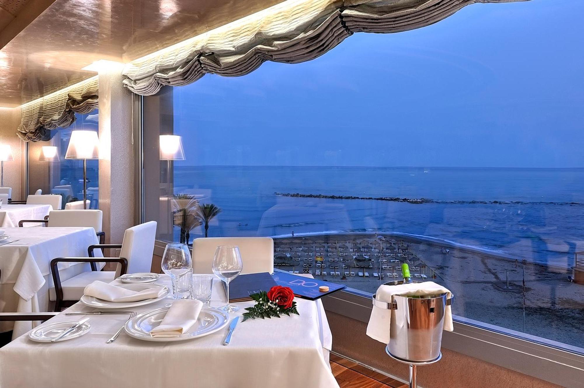 วินซี ซีเล็คชั่น อเลย์ซา โฮเต็ล บูทิก แอนด์ สปา Hotel เบนัลมาเดนา ภายนอก รูปภาพ Restaurant