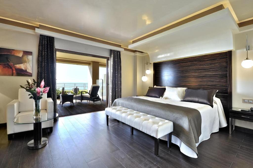 วินซี ซีเล็คชั่น อเลย์ซา โฮเต็ล บูทิก แอนด์ สปา Hotel เบนัลมาเดนา ภายนอก รูปภาพ A bedroom at the hotel